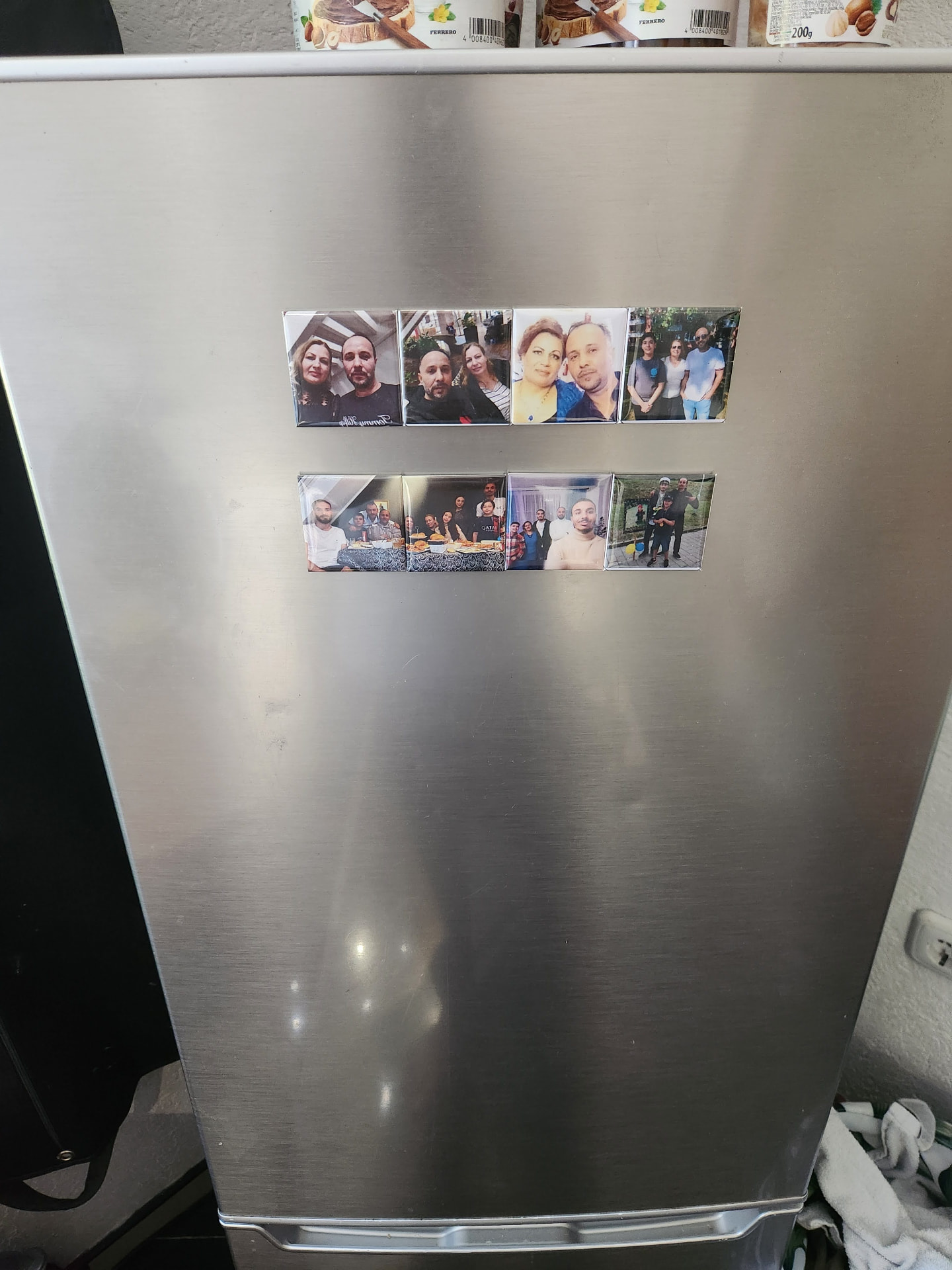 Fotomagneter uppsatta på en kylskåpsdörr